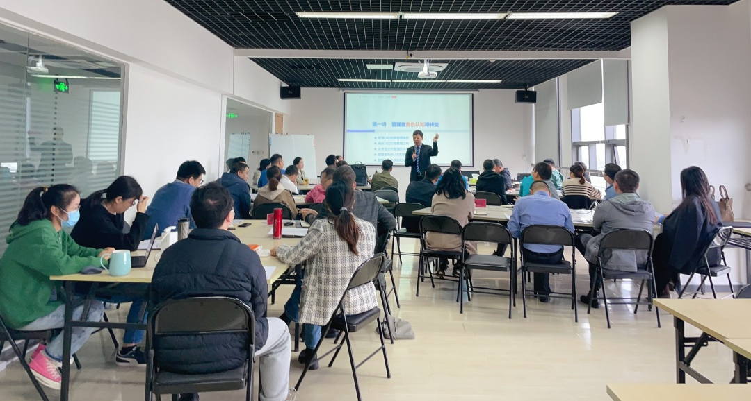 聚势谋远，，，，，，惟实励新 | 维多利亚老品牌vic2023年中高层治理职员培训会圆满竣事